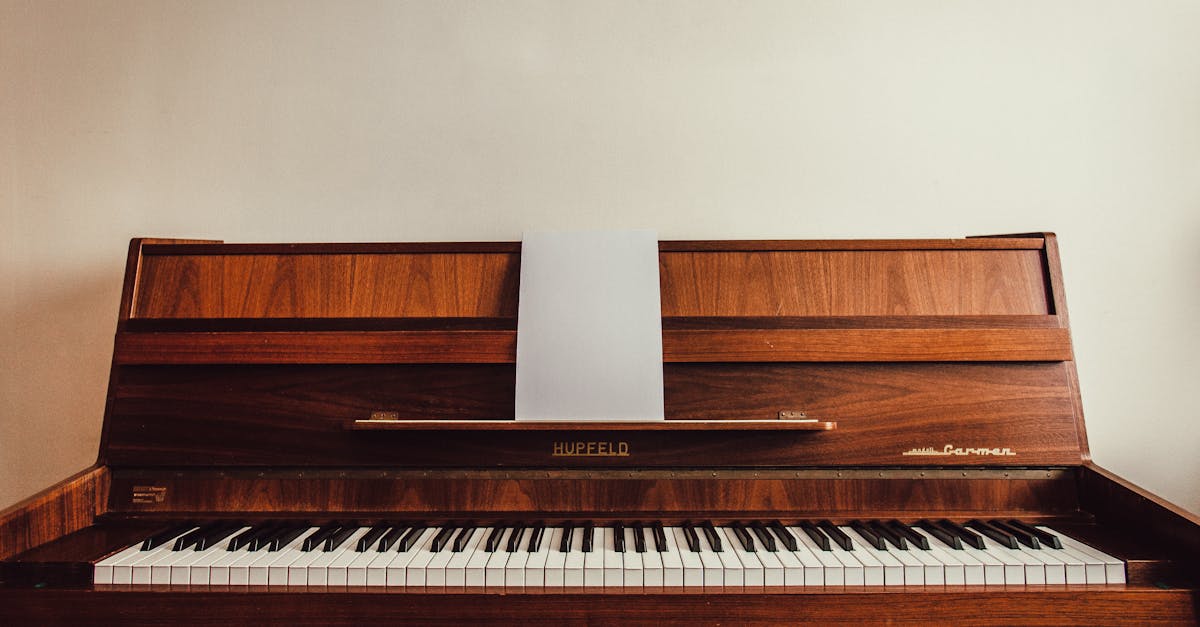 service professionnel d'accord de piano pour un son parfait et une performance optimale. faites accorder votre piano par un expert qualifié.