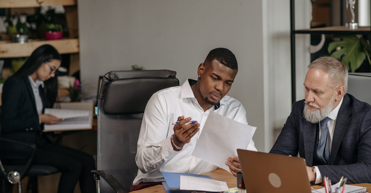 découvrez les règles et protections liées à la cessation d'emploi des salariés protégés, ainsi que leurs droits et démarches en cas de licenciement.