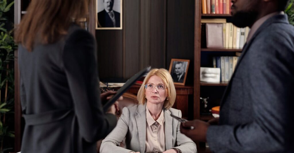 chef d'équipe des travaux publics responsable de la coordination et de la supervision des projets d'infrastructures pour assurer leur bonne réalisation.