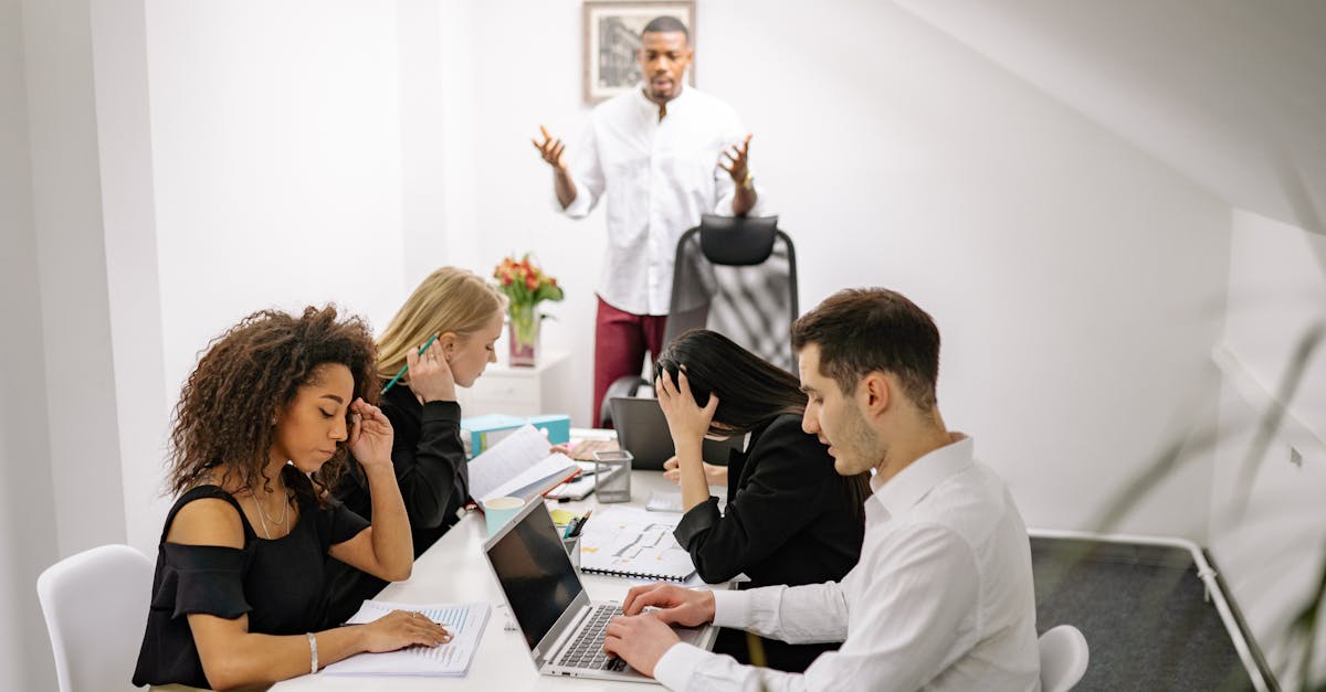 chef d'équipe des travaux publics responsable de la supervision, de la coordination et de la gestion des projets d'infrastructure pour garantir leur réalisation efficace et sécurisée.