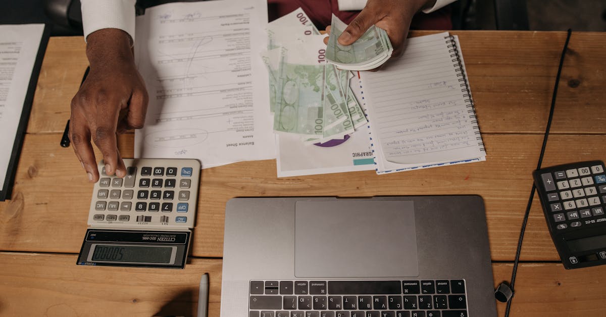 découvrez tout ce qu'il faut savoir sur la déduction salariale : définitions, exemples, et impact sur votre fiche de paie.