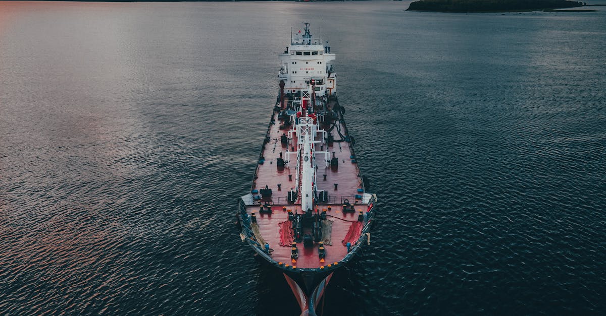 découvrez le rôle clé d'un ship agent, facilitant les opérations portuaires et assurant la liaison entre les navires et les autorités pour un service maritime efficace.