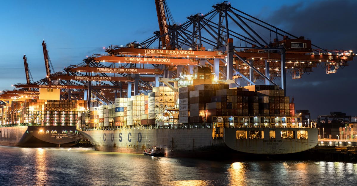 agent maritime professionnel offrant une gestion complète des opérations portuaires, coordination logistique et services personnalisés pour les navires.