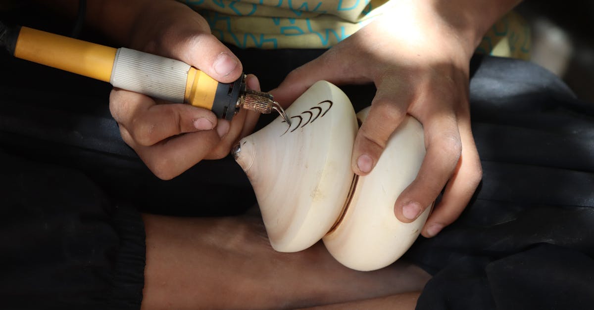 artisan tailleur de pierre spécialisé dans la gravure et la sculpture sur pierre pour créations uniques et personnalisées.