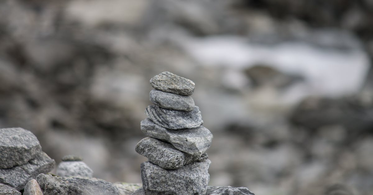 sculpteur de pierre expert, spécialisé dans la création d'œuvres artistiques et décoratives en pierre naturelle.