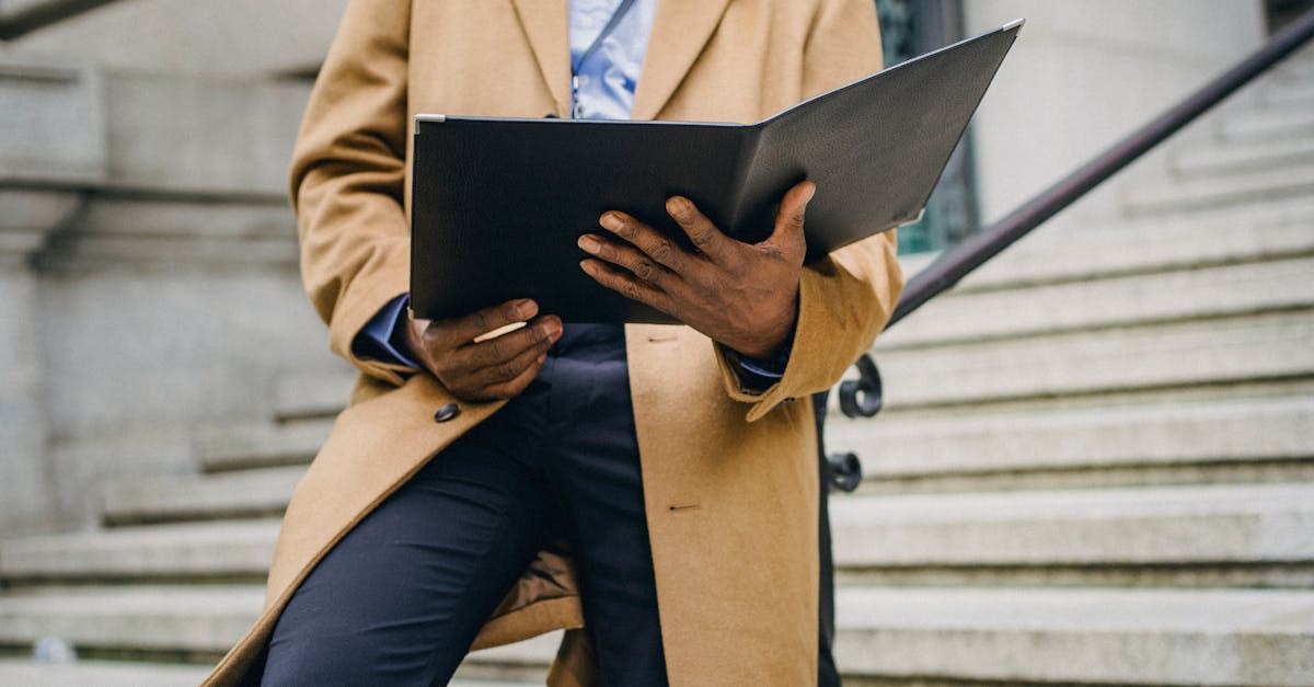 découvrez les étapes clés pour devenir un artiste tatoueur professionnel, de la formation aux premières expériences en passant par le développement de votre style unique.