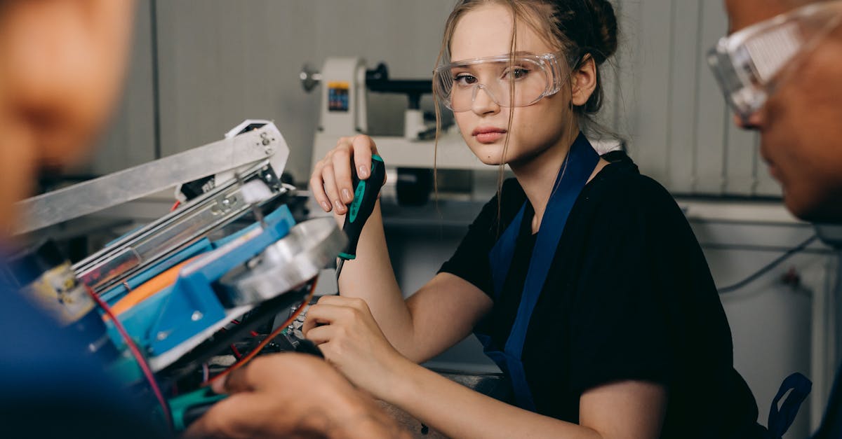 ingénieur commercial technique spécialisé dans la vente de solutions technologiques, combinant expertise technique et compétences commerciales pour répondre aux besoins des clients.