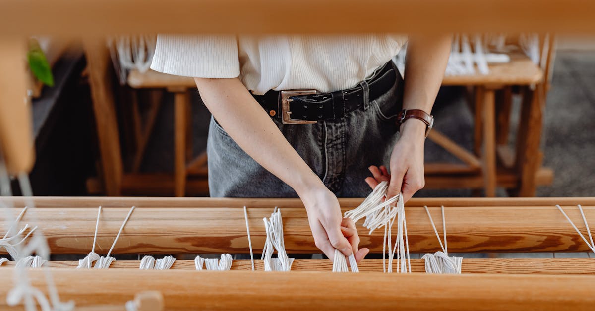 découvrez l'art du textile artisanal : des créations uniques alliant savoir-faire traditionnel et matériaux de qualité pour des pièces authentiques et durables.