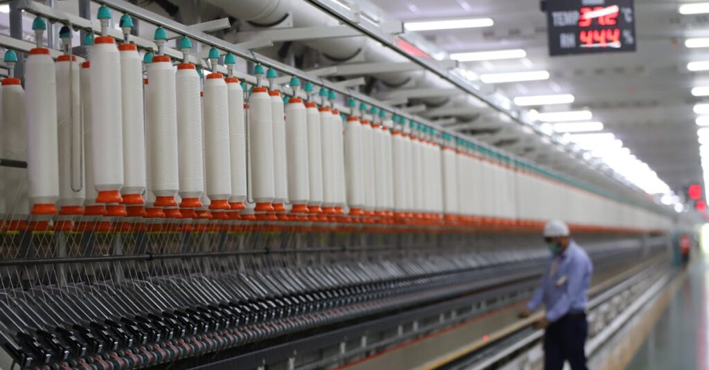 Le métier d’ingénieur(e) textile : innovations et défis de l’industrie découvrez le métier d'ingénieur textile : conception, développement et innovation dans les matériaux et fibres pour l'industrie textile.