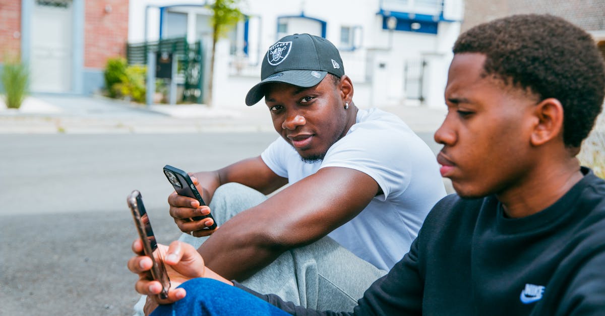 le capital social désigne les réseaux, les relations et la confiance partagée entre individus ou groupes, essentiels pour la coopération et le développement social et économique.