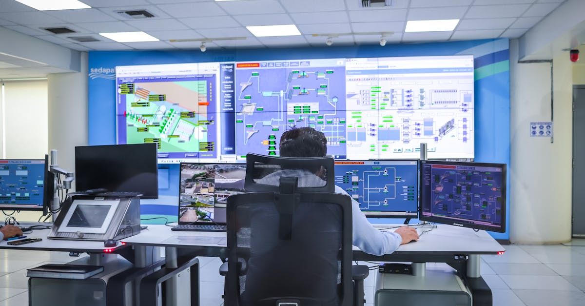 découvrez le rôle d'un opérateur de télésurveillance, responsable de la surveillance à distance des systèmes de sécurité pour assurer la protection des biens et des personnes 24h/24.