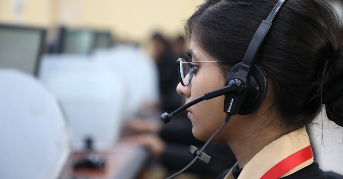 découvrez le rôle essentiel d'un opérateur de télésurveillance, responsable du suivi à distance des équipements et de la sécurité pour garantir une intervention rapide et efficace.