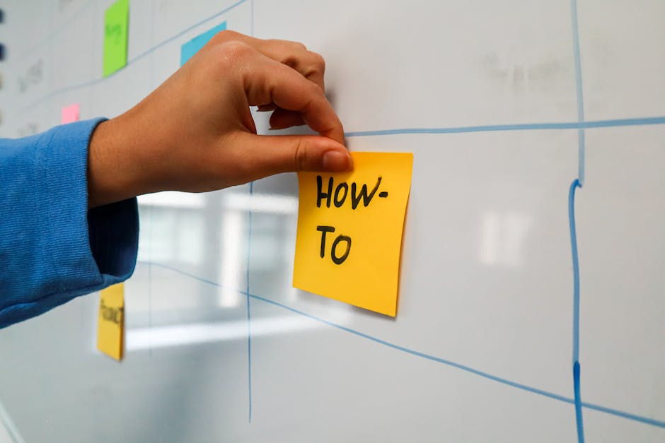 Groupe de professionnels en atelier collaboratif avec post-its et tableau blanc