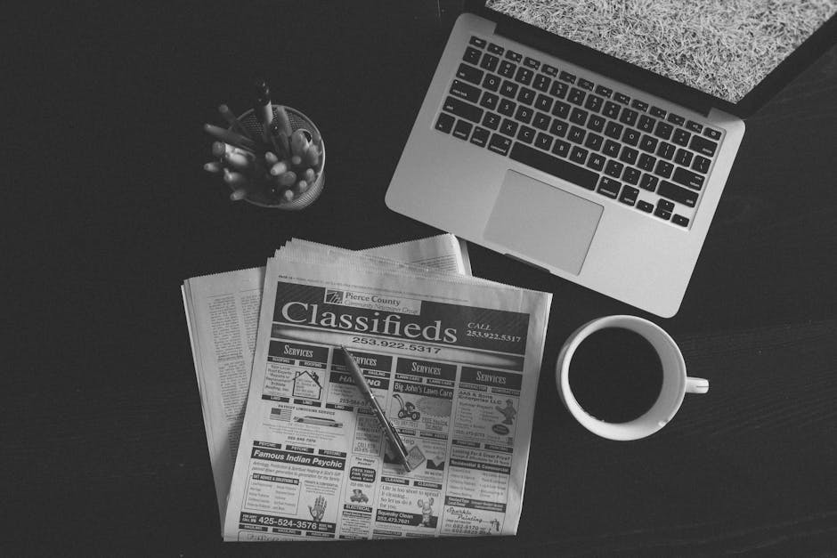 Personne consultant des documents de chômage sur ordinateur