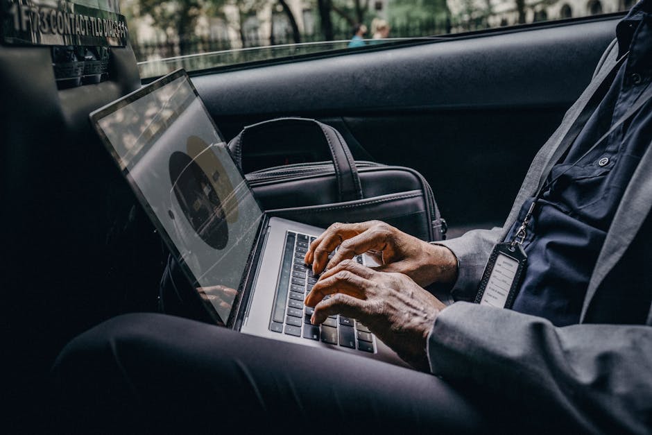 Cadre comparant des options de voiture de fonction sur ordinateur portable