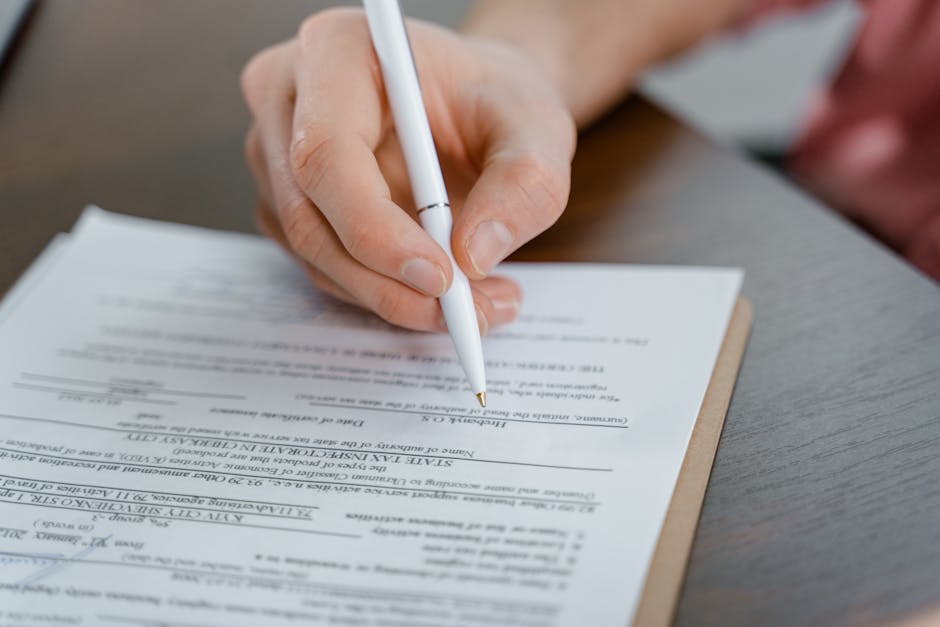Bureau avec documents juridiques et dossier de procédure disciplinaire