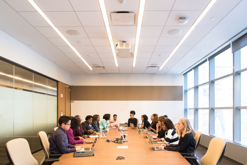 Équipe de travail en discussion autour d’un tableau ou d’un écran