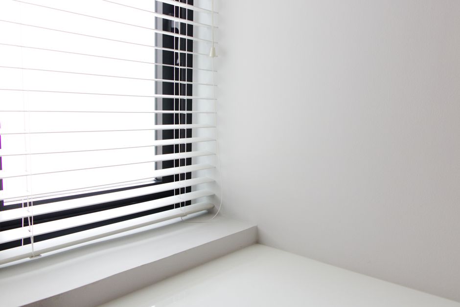 Salle de bureau lumineuse avec stores, eau fraîche et ventilation