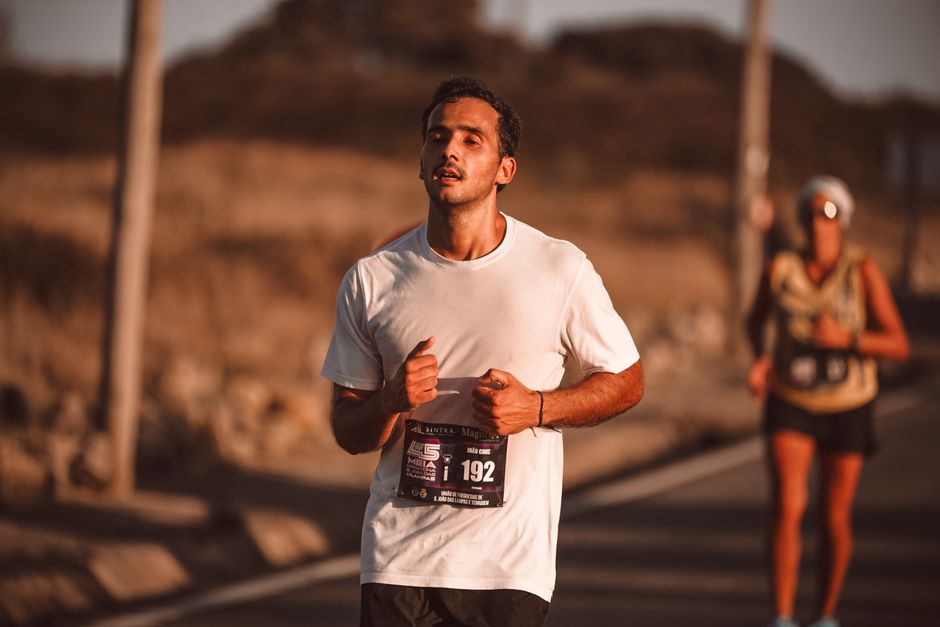 Personne en train de courir un marathon ou pratiquer un sport d'endurance