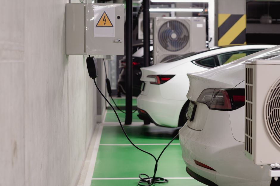Voiture de fonction électrique branchée sur une borne de recharge