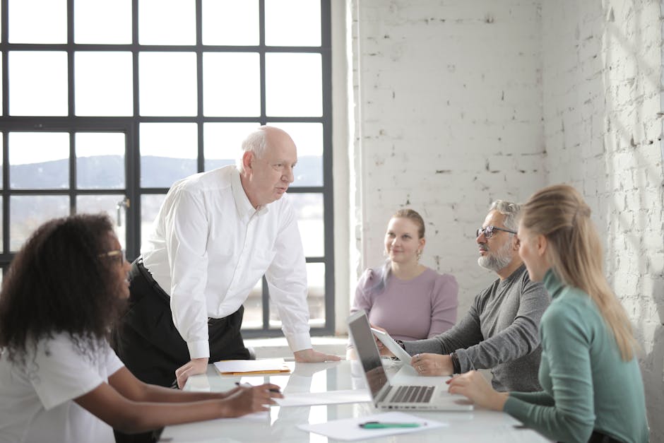 Collaboration d'équipe en réunion avec communication et leadership