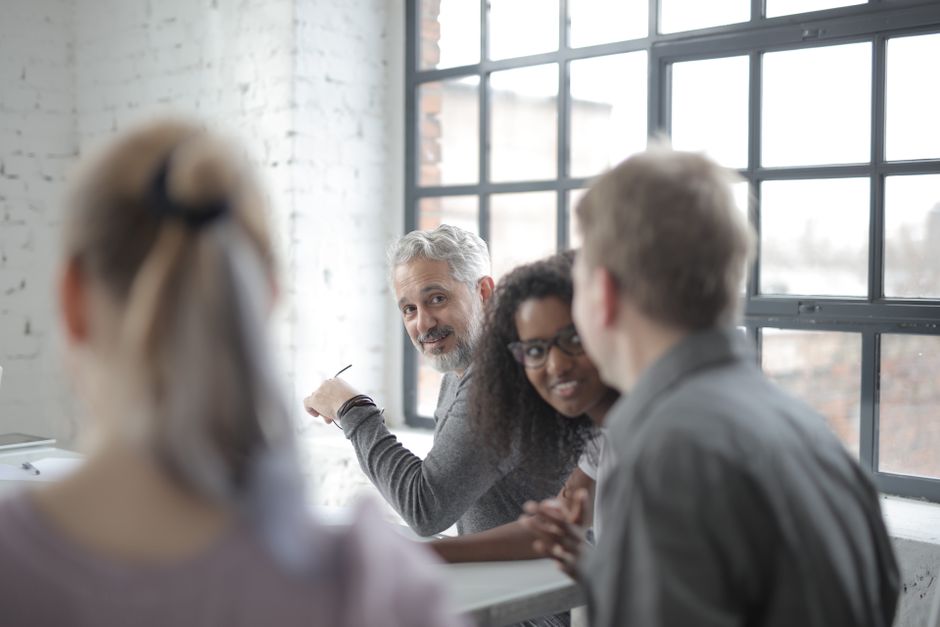 Équipe en réunion de bureau avec communication calme et respectueuse