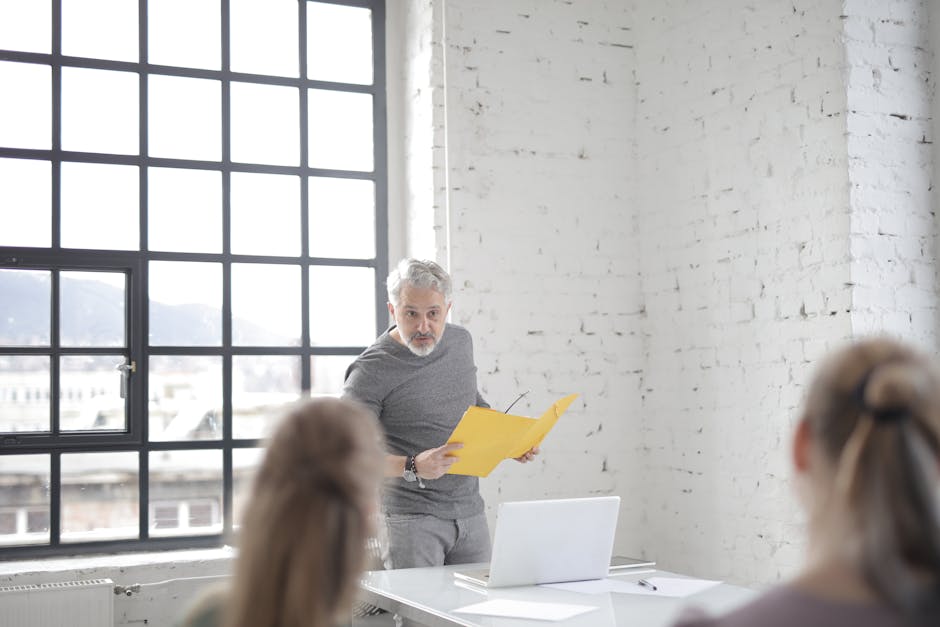 Manager préparant une présentation stratégique sur ordinateur