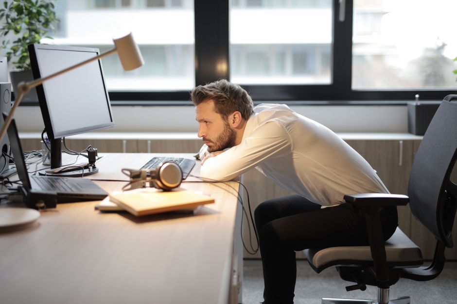Utiliser la pyramide de Maslow pour se motiver au travail : méthode concrète, exemples et limites