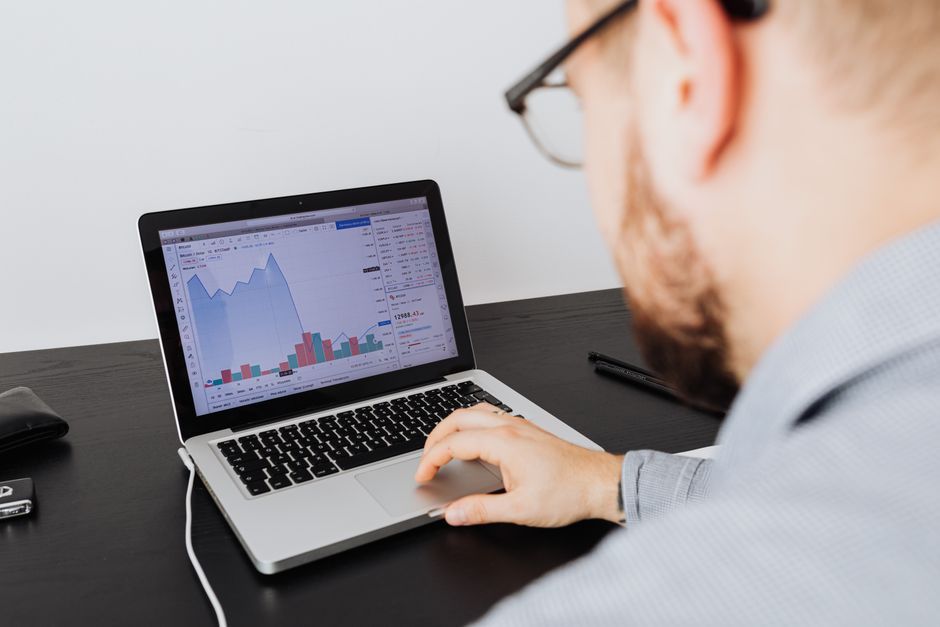Manager analysant des indicateurs de performance sur ordinateur