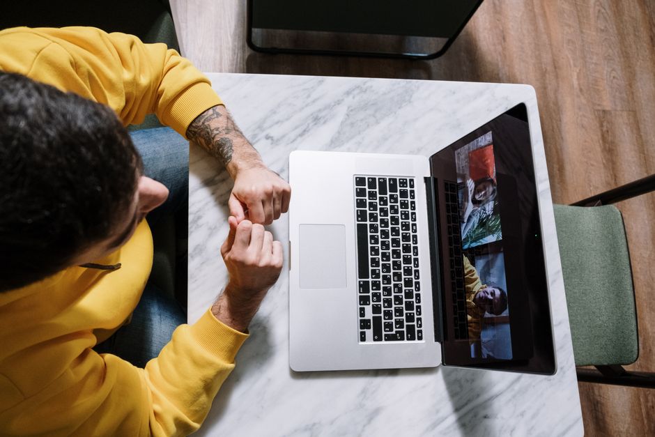 Personne en télétravail utilisant plusieurs écrans et une messagerie professionnelle