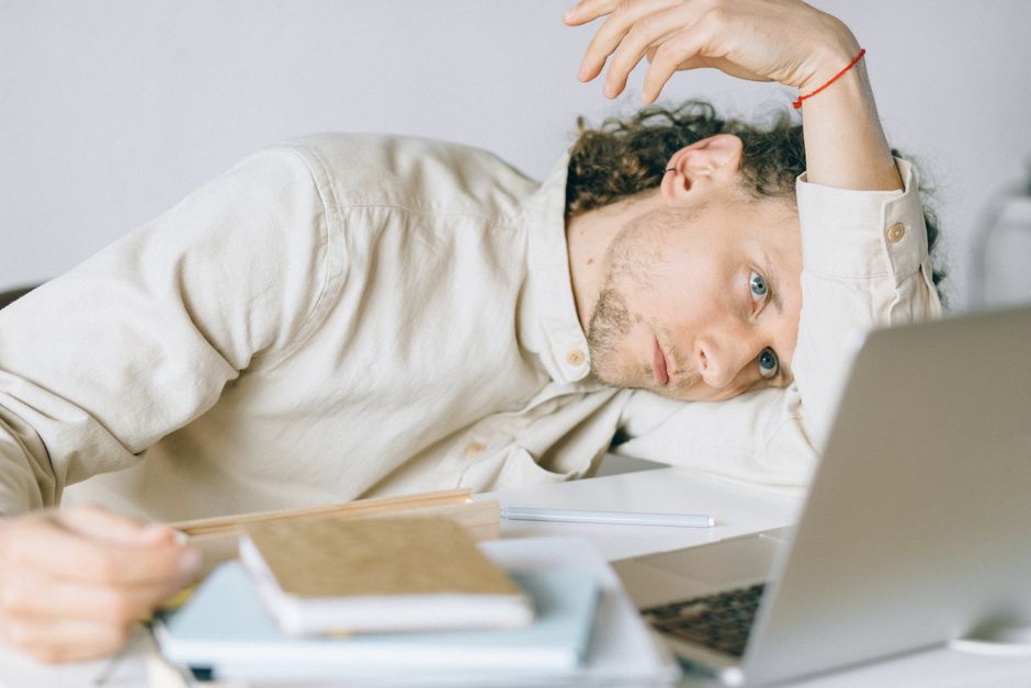 Personne stressée au bureau avec charge mentale et fatigue émotionnelle