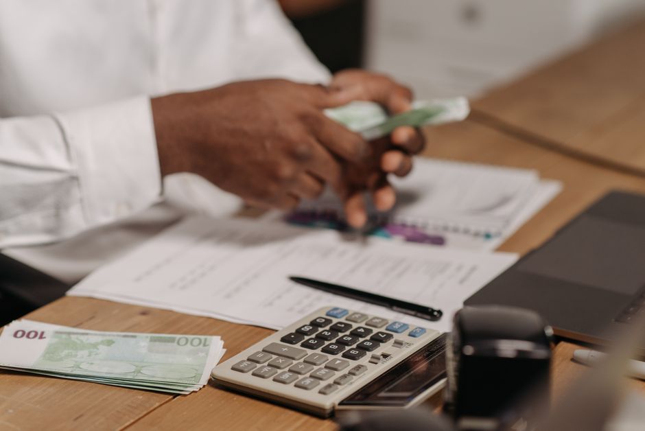Document de calcul financier avec calculatrice et fiches de paie
