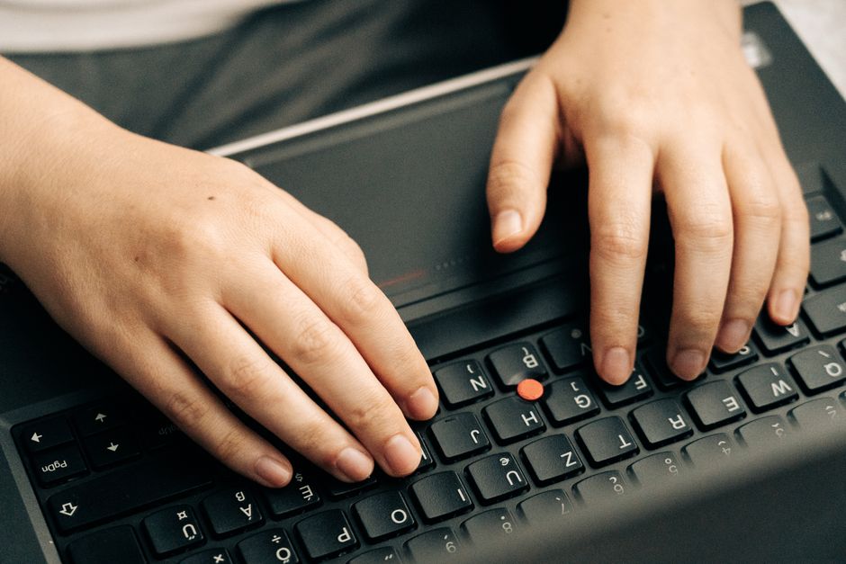 Personne consultant un ordinateur avec une interface de recherche d'emploi