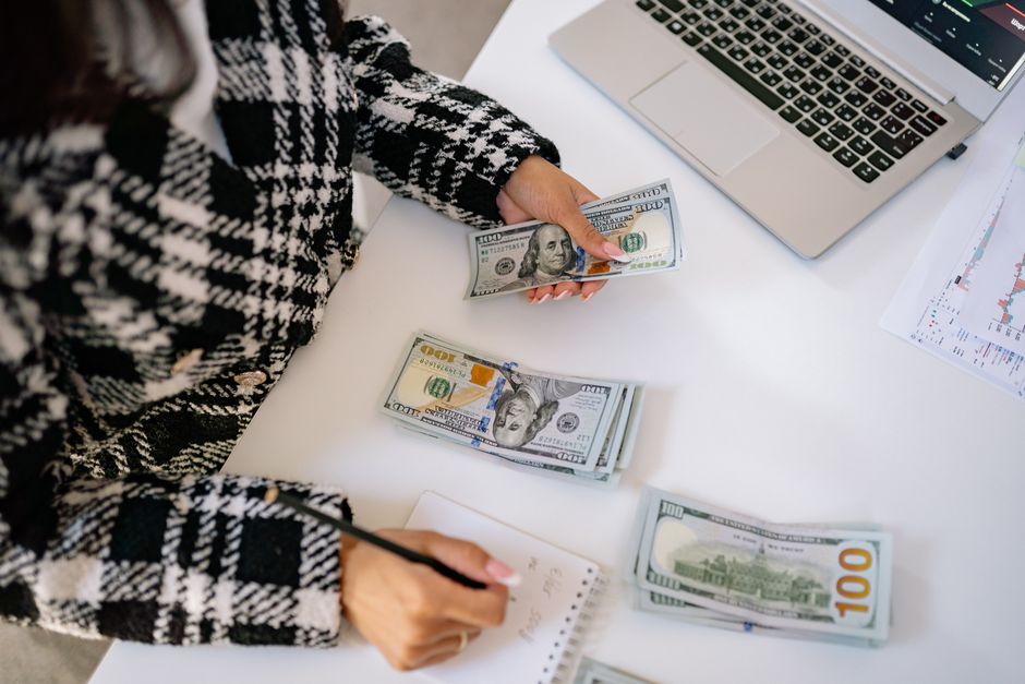 Salarié comparant une voiture de fonction et une hausse de salaire sur un bureau