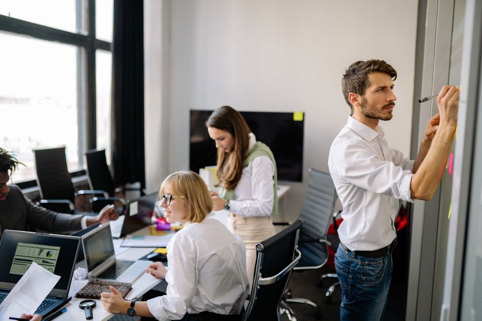 Réunion d’équipe en entreprise autour d’un tableau de projet