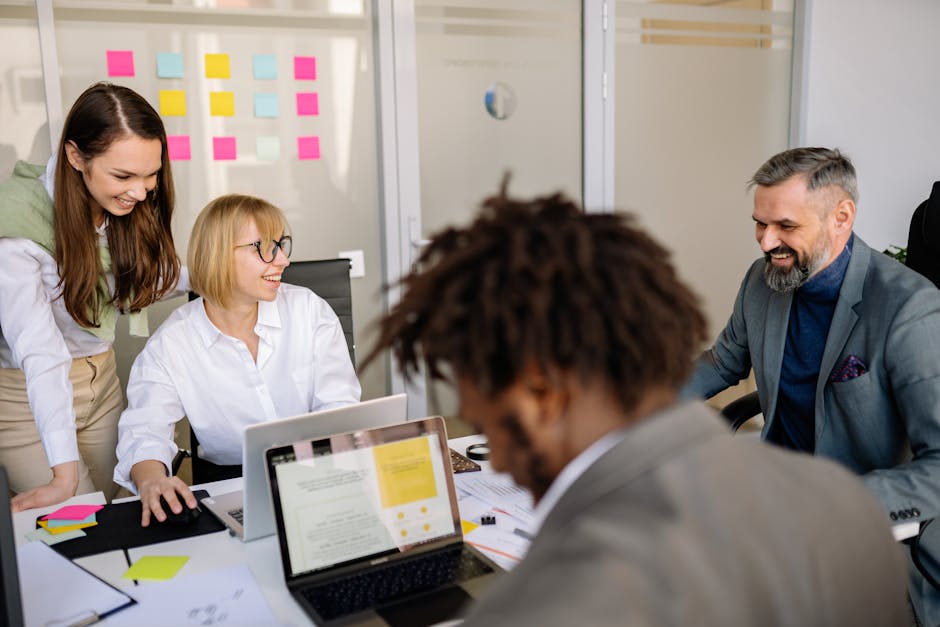 Équipe en atelier de stratégie avec post-its et planning