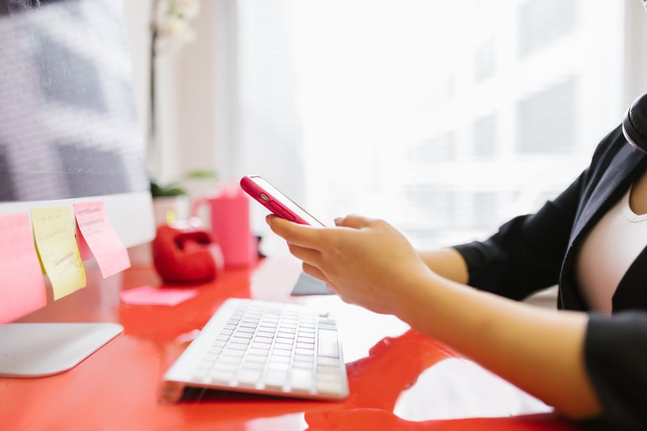 Téléphone professionnel affichant des notifications d’emails en soirée