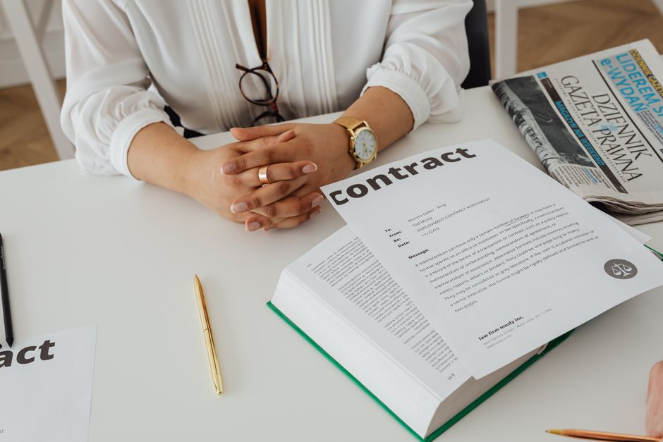 Document de contrat ou convention collective sur un bureau