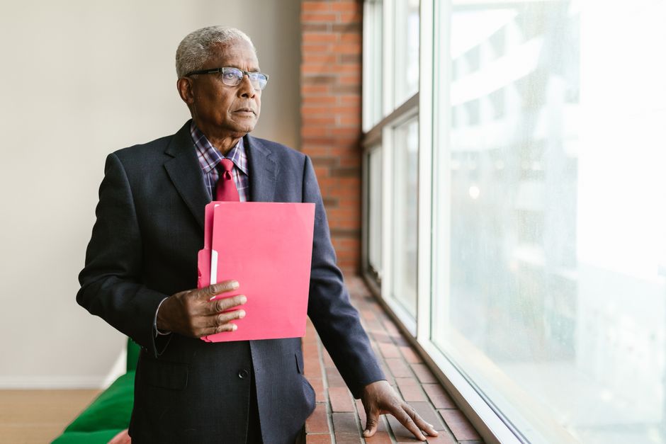 Cadre senior réfléchissant à sa carrière et à la retraite