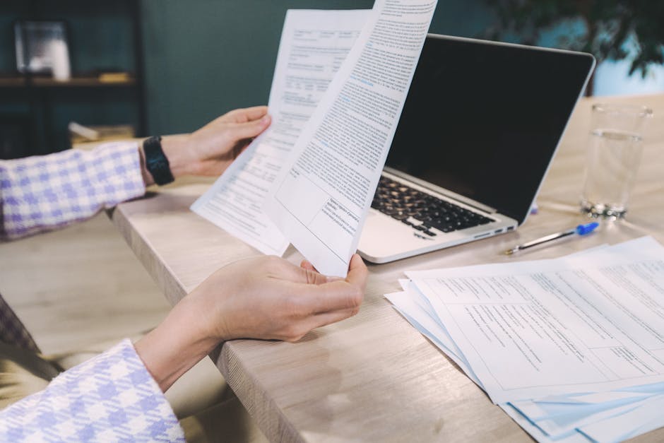 DRH reviewing employment contract termination costs on a laptop