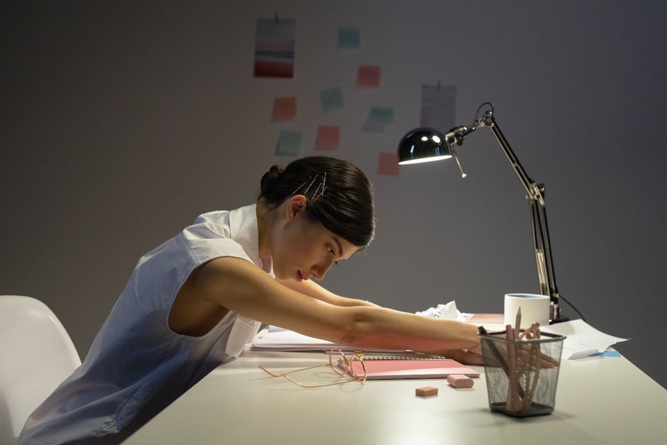 Cadre travaillant tard sur ordinateur portable dans un bureau sombre