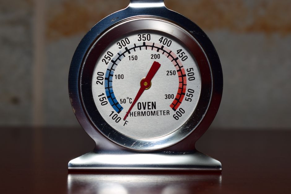 Thermomètre affichant une température élevée dans un bureau