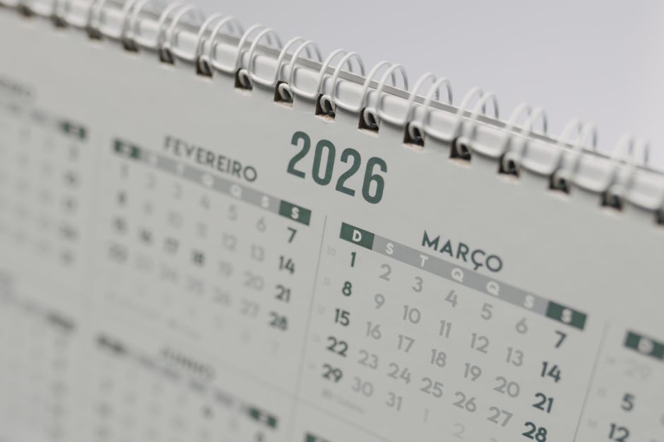 Pont du 14 juillet : le lundi 13, qui décide? Close-up view of a 2026 spiral-bound desk calendar showing February and March.