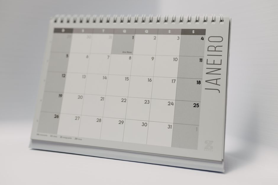 Semaine de 4 jours : 32 heures payées 35, le vrai calcul Minimalist desk calendar displaying the month of January with clean design.